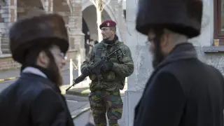 Militares belgas desplegados por la calles