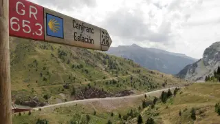 Indicación del Camino de Santiago en el Somport, punto de partida en el Pirineo aragonés