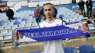 Natxo Insa posa con la bunfanda del Real Zaragoza