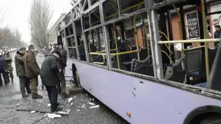 Mueren quince civiles al caer un obús en una calle de Donetsk
