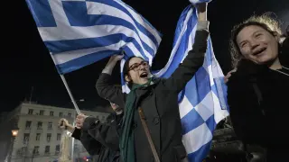 Ciudadanos griegos celebran la victoria de Syriza