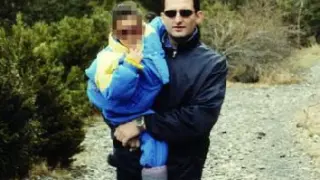 Carlos Ferrer, con su hija en brazos, antes de entrar en prisión.