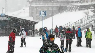 Esquiadores en la estación de Astún, que solo abrió la zona de seguridad.