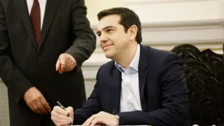 Tsipras estampa su firma como Primer Ministro