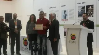 El alcalde de Anento recibiendo el diploma acreditativo.