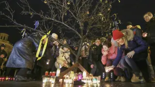 Ucranianos recordando a las víctimas