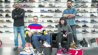 El equipo de The Sneaker One, especializada en zapatillas de moda y de colección. De pie, Gabriel Serrano (izquierda) y Carlos Pamplona. Sentados, Leticia Ricarte y Javier Crivillé, gerente y coleccionista, que posan con algunos de sus tesoros.