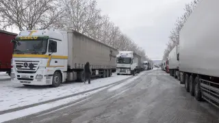 Camiones parados en la explanada de Los Llanos por las nevadas y el hielo en la provincia de Teruel