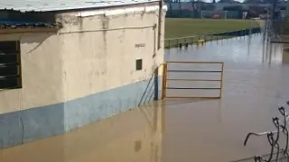 La crecida del Ebro inunda el campo de fútbol de Monzalbarba