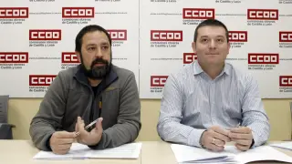 Fernando Garcés, coordinador del sector postal de CC. OO (i) y Javier Moreno, coordinador de Servicios a la Ciudadanía