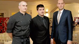 Leandro Casas, chef; Antonio Bernardos, maître, y David Sanz, director del restaurante Gayarre