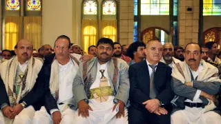 El presidente del consejo transitorio de Yemen, Mohamed Ali al Huti, en el centro