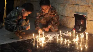 Niños jordanos encienden velas en memoria del piloto asesinado por el EI
