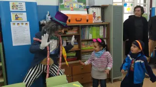 Don Salchichón bailando con los niños
