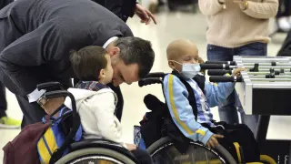 El rey Felipe conversa con unos niños durante el acto conmemorativo en el hospital de Toledo.