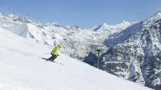 Sol y suaves temperaturas en las estaciones de esquí aragonesas