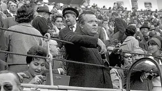 Arriba, fotograma de 'La dama de Shangái', con Orson Welles y Rita Hayworth. La película fue un fallido intento de reconciliación. Abajo, el director, un enamorado de los toros,  en Las Ventas en los años 60.