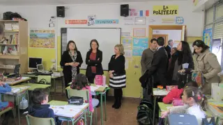Montserrat Gomendio y Dolores Serrat, en su visita al colegio Cesáreo Alierta, que realiza la prueba piloto