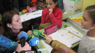 La secretaria de Estado de Educación, Montserrat Gomendio, habla con niños del colegio Cesáreo Alierta de Zaragoza