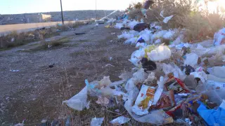 Desperdicios en el entorno del centro de reciclaje