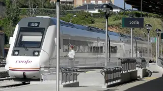 Un tren TRD 599 en la estación soriana de El Cañuelo