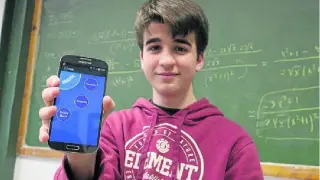 Guillermo Palacín, con la app matemática que ha desarrollado.