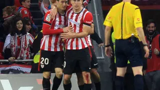 Aduriz durante el partido celebrando el gol junto a compañero Óscar de Marcos