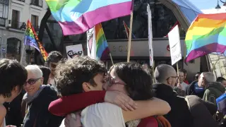 Piden con besos respeto a los homosexuales tras el correo homófobo de Metro Madrid