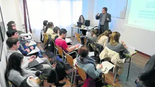 Clase de Milagros Blas y Jesús Tejel en el taller de Ibercaja de finanzas básicas para universitarios de esta semana en Zaragoza.