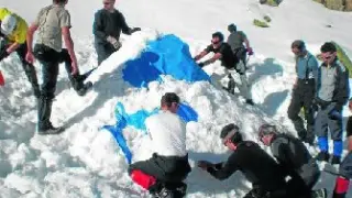 Construir un iglú es fácil y puede ayudar a salvar vidas en la montaña.