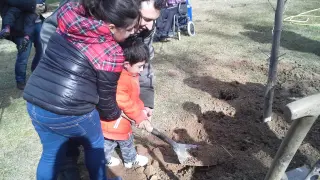 El pequeño Iván, de 4 años, colaboró en la plantación de 'El Árbol de la Esperanza', un acto celebrado en Aragón por la Federación Española de Enfermedades Raras.