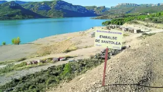 El embalse de Santolea, en la foto, riega en torno a 20.000 hectáreas de cultivos.