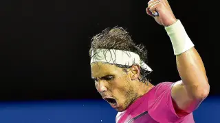 Rafael Nadal celebra la victoria ante el israelí Sela en la noche australiana de ayer.