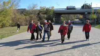 Participantes en el programa de paseos cardiosaludables 'Parques con corazón', en Zaragoza.