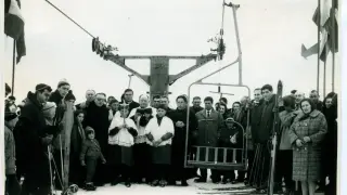 Foto de archivo de la bendición de una de las primeras telesillas de la estación