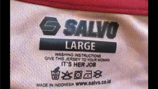 Mensaje sexista en las etiquetas de ropa deportiva en Indonesia