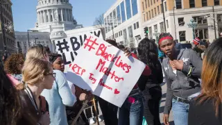 Los manifestantes en esta localidad de 250.000 habitantes han salido a la calle invocando la consigna "Black Lives Matter"