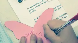 Una niña escribe un mensaje en la asociación aragonesa Brisa de Mariposas.