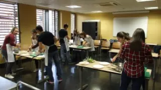 Universitarios aprenden a ser independiente en la cocina
