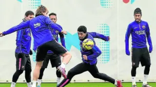 Luis Suárez, Rakitic, Messi, Adriano y Neymar, durante el entrenamiento de ayer del Barça.