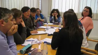 Un grupo de mujeres debatiendo durante la conferencia