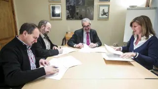 Firma del convenio para la continuidad del suplemento 'Sin Barreras' en Heraldo de Aragón