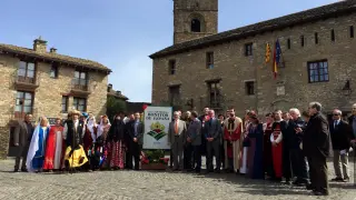 Acto de celebración en el que se ha nombrado a Aínsa como uno de 'Los Pueblos más Bonitos de España'
