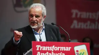 Anguita reaparece en Málaga y anima a IU a pactar con Podemos y no con el PSOE