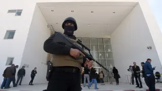 Un militar tunecino hace guardia frete al Museo del Bardo
