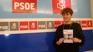 La candidata socialista a la alcaldía de Tarazona, Leticia Soria, posa con uno de los cuestionarios.