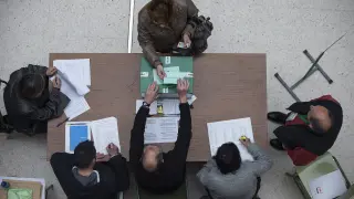 Una mujer vota en las elecciones autonómicas para la Junta de Andalucía.