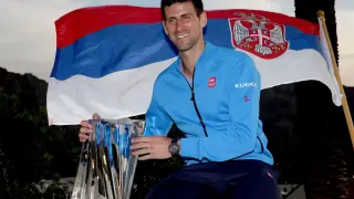 Djokovic, junto al trofeo y la bandera de su país tras ganar al suizo Federer en el primer Masters 1000 de la temporada
