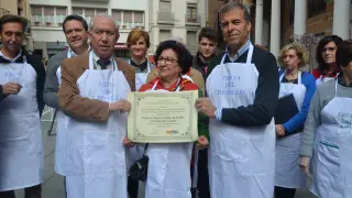 Francisco Bono entregó a Davias y al alcalde de Barbastro el certificado de ser una fiesta de interés turístico regional.