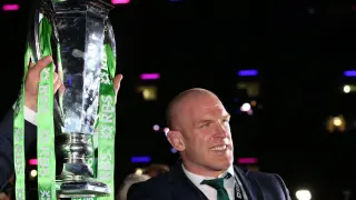 El capitán del equipo irlandés de rugby levanta el trofeo del Seis Naciones 2015